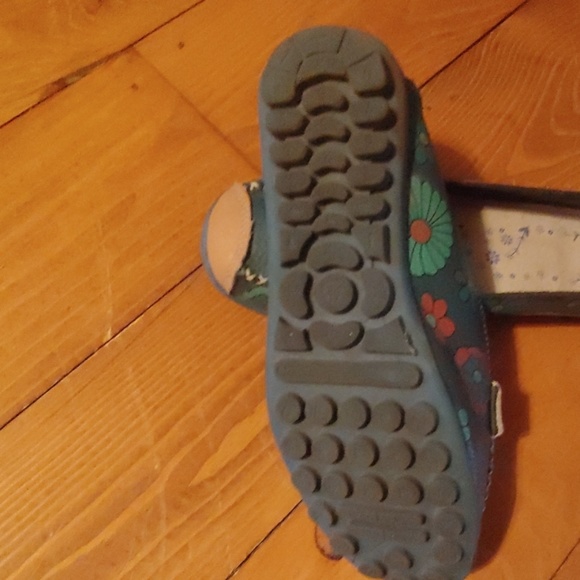 Adorable leather flats! - Picture 3 of 3